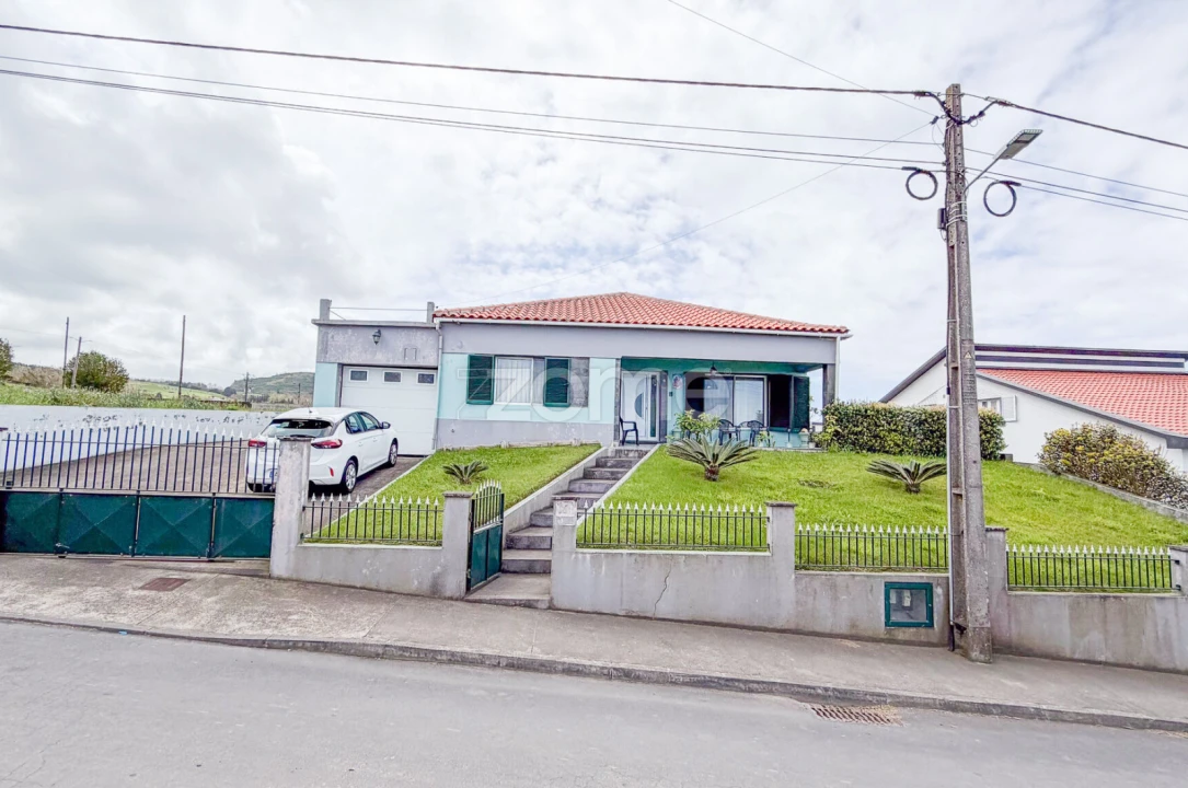 Moradia T3 para Venda em Fenais da Ajuda Foto 1