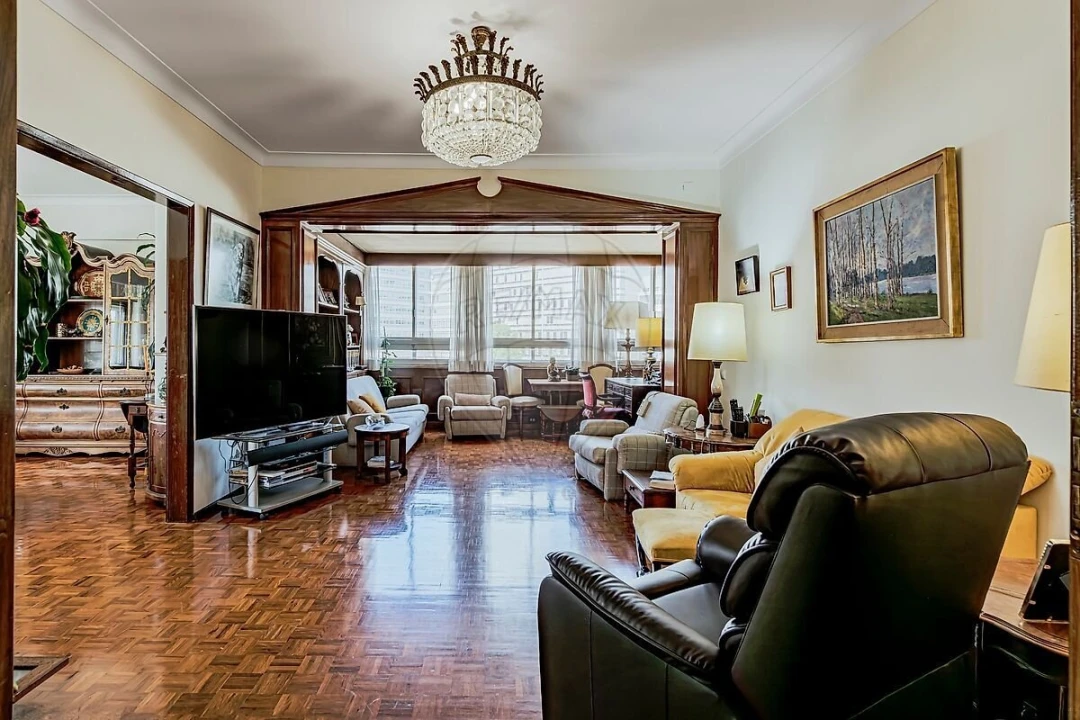 Apartamento T4 para Venda em Alvalade Foto 3
