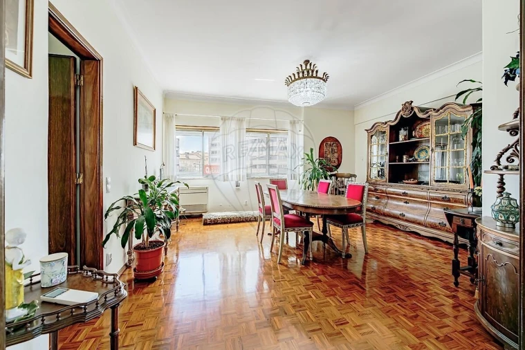 Apartamento T4 para Venda em Alvalade Foto 2