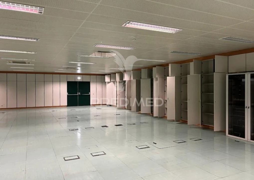 Armazém para Venda em Carnaxide e Queijas Foto 2