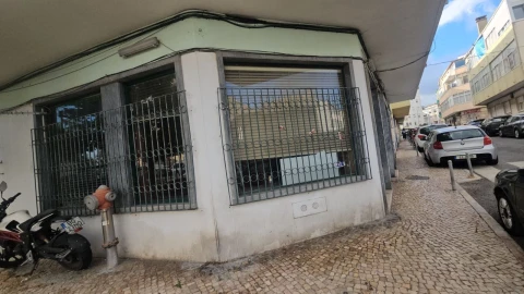 Loja para Arrendamento em Queluz e Belas