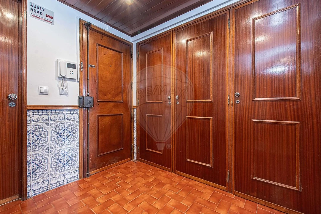Apartamento T2 para Venda em Queluz e Belas Foto 2