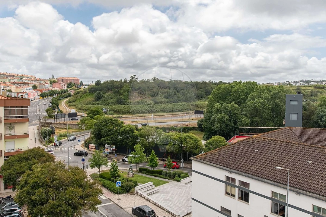 Apartamento T2 para Venda em Queluz e Belas Foto 1