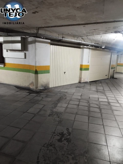 Garagem para Arrendamento em Almada, Cova da Piedade, Pragal e Cacilhas