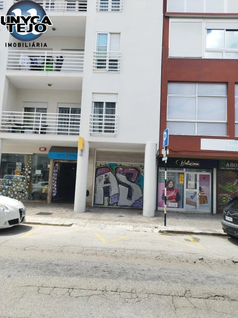 Garagem para Arrendamento em Almada, Cova da Piedade, Pragal e Cacilhas