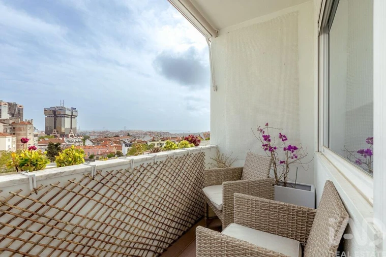 Apartamento T2 para Venda em Campolide Foto 3