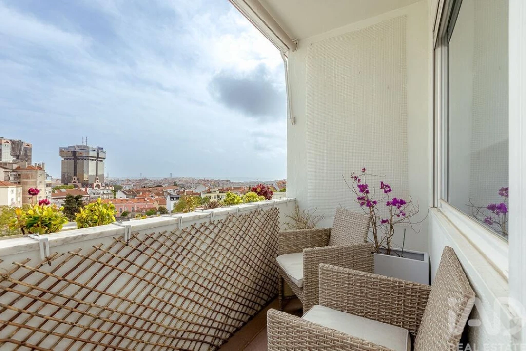 Apartamento T2 para Venda em Campolide Foto 3