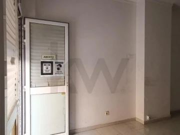 Loja para Arrendamento em Carnaxide e Queijas