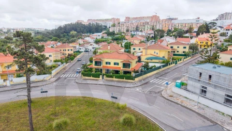Moradia T5 para Venda em Rio de Mouro