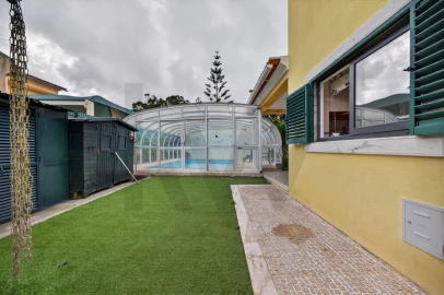 Moradia T5 para Venda em Rio de Mouro