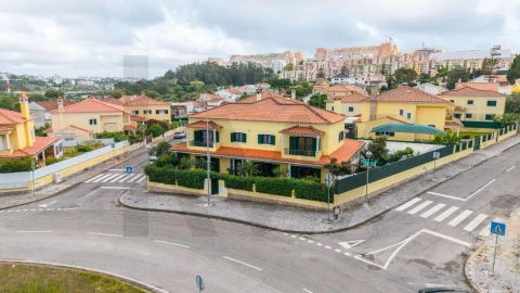 Moradia T5 para Venda em Rio de Mouro