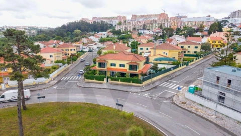 Moradia T5 para Venda em Rio de Mouro