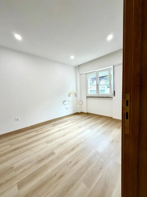 Apartamento T2 para Venda em Santa Iria de Azoia, São João da Talha e Bobadela
