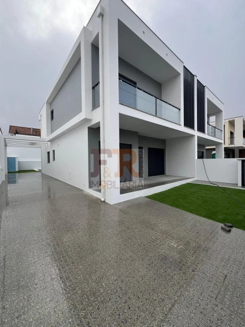 Moradia T4 para Venda em Fernao Ferro