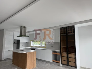 Moradia T4 para Venda em Fernao Ferro