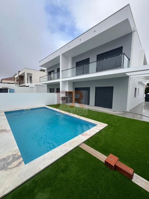 Moradia T4 para Venda em Fernao Ferro