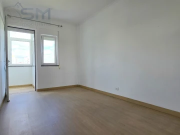 Apartamento T2 para Arrendamento em Carcavelos e Parede