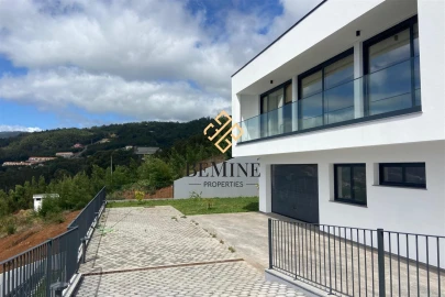 Moradia T3 para Venda em Santa Cruz