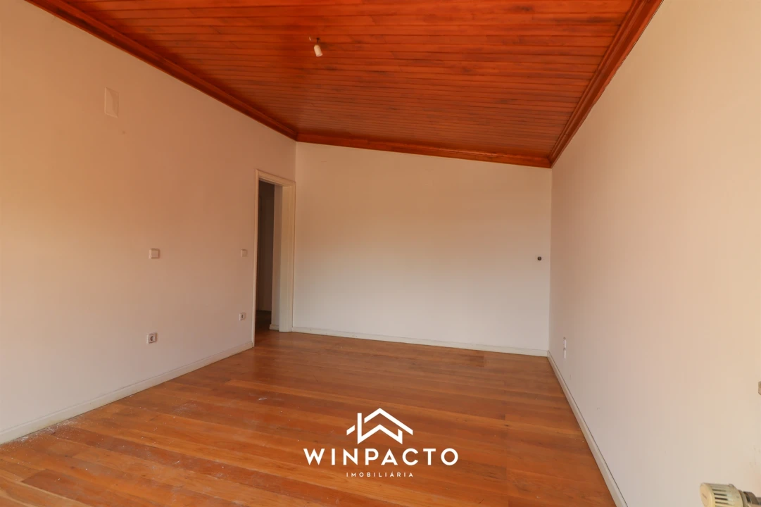 Moradia T6 para Venda em Seia, São Romão e Lapa dos Dinheiros Foto 40