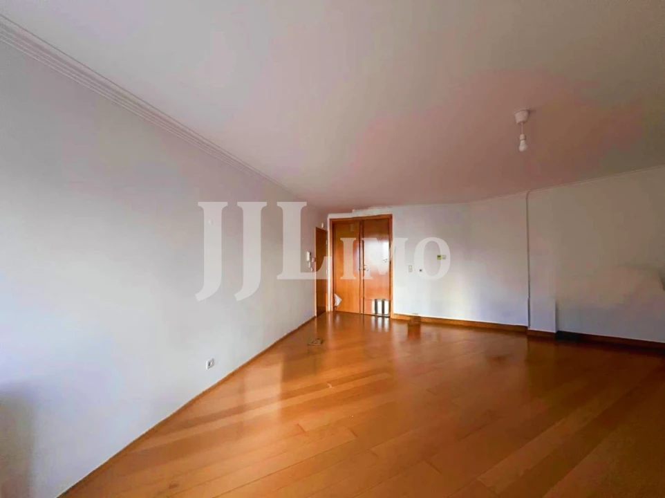 Apartamento T1 para Arrendamento em Lumiar Foto 9