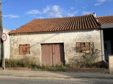 Armazém para Venda em Miragaia e Marteleira