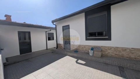 Moradia T2 para Venda em Baixa da Banheira e Vale da Amoreira