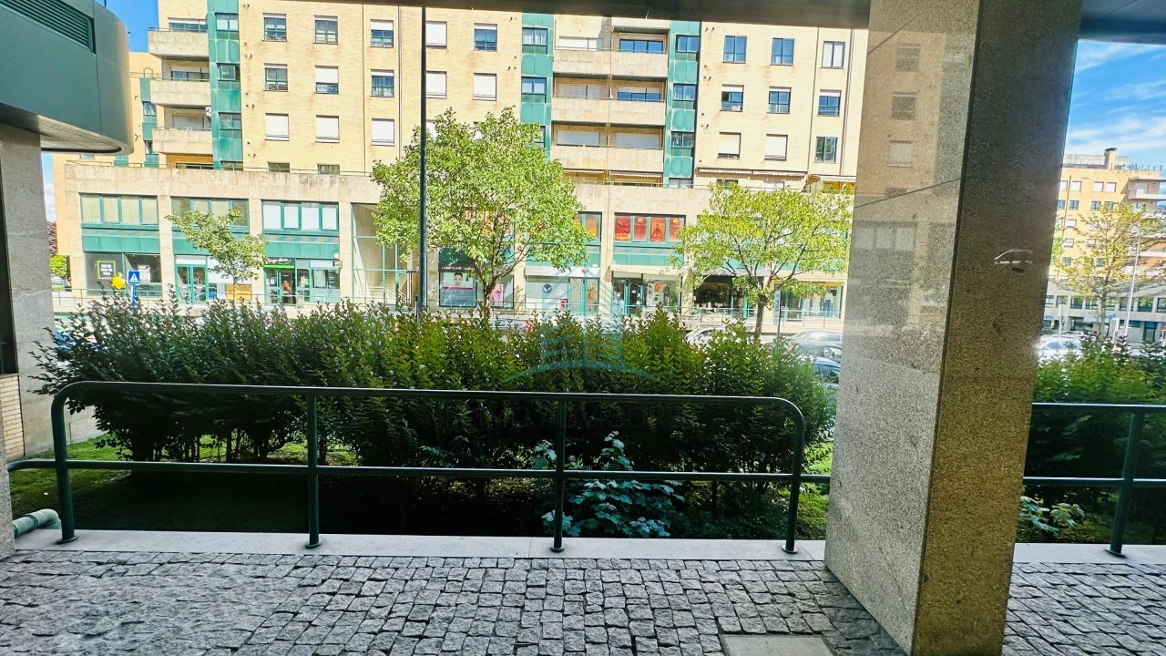 Loja para Arrendamento em Ramalde Foto 11