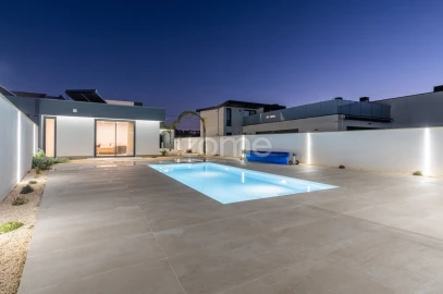 Moradia T2 para Arrendamento em Chafe