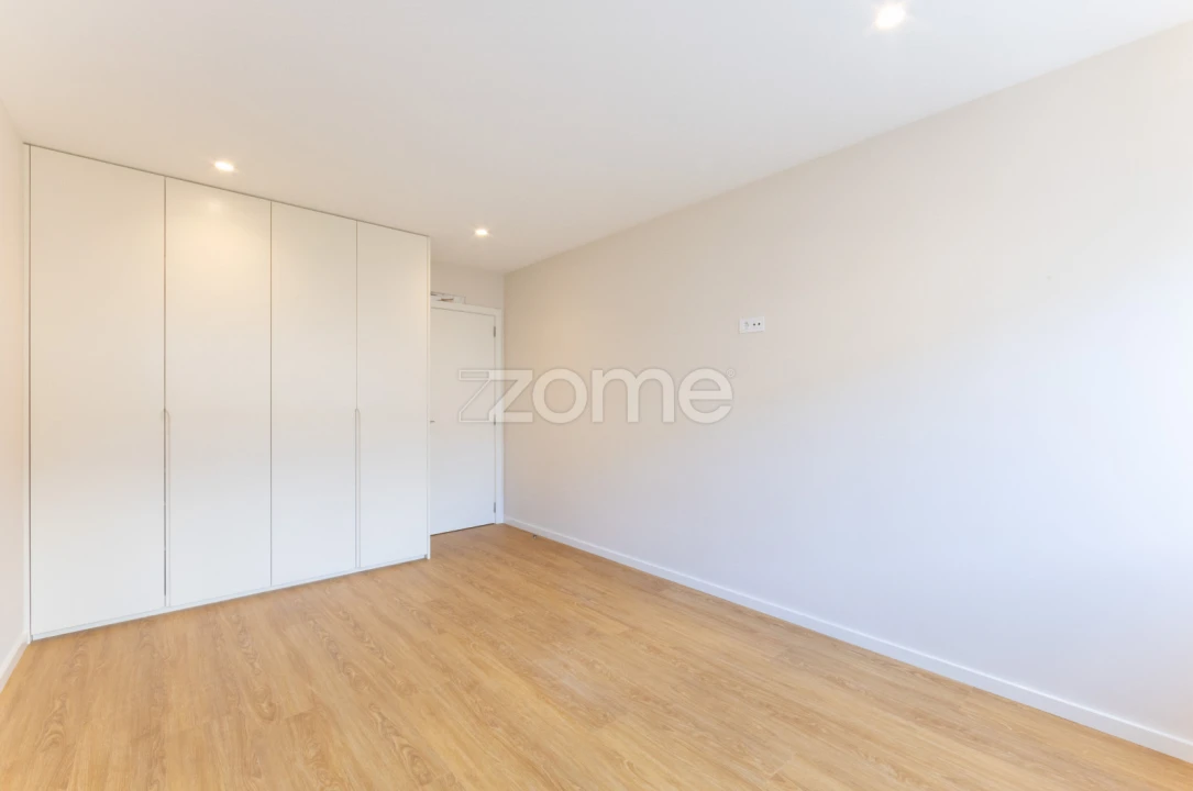Apartamento T2 para Venda em Vilar de Andorinho Foto 18