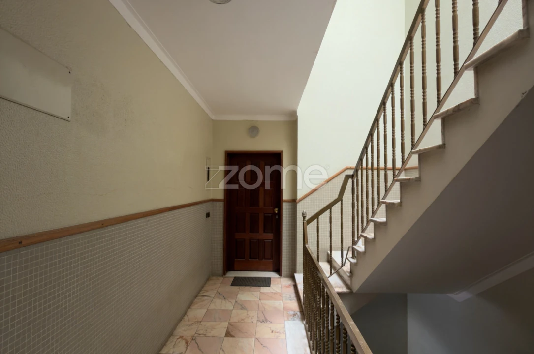 Apartamento T1 para Venda em Santo Antonio dos Olivais Foto 11