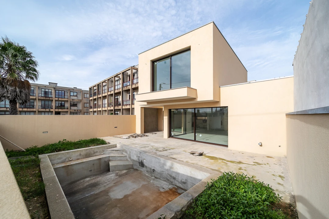 Moradia T4 para Venda em São Felix da Marinha Foto 1