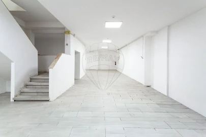Loja para Arrendamento em Mina de Água