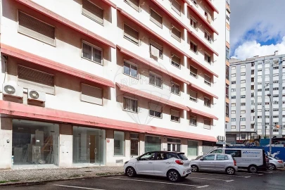 Loja para Arrendamento em Mina de Água
