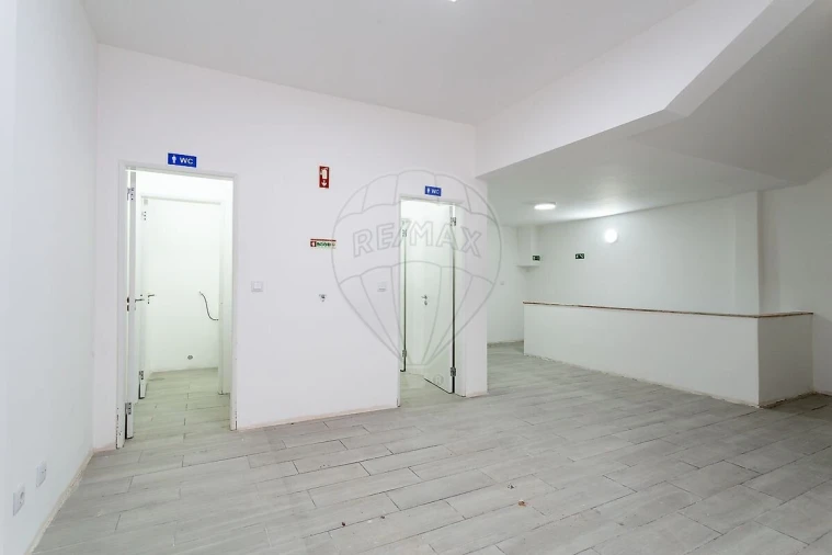 Loja para Arrendamento em Mina de Água Foto 4