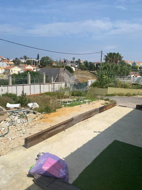 Terreno para Venda em Charneca de Caparica e Sobreda