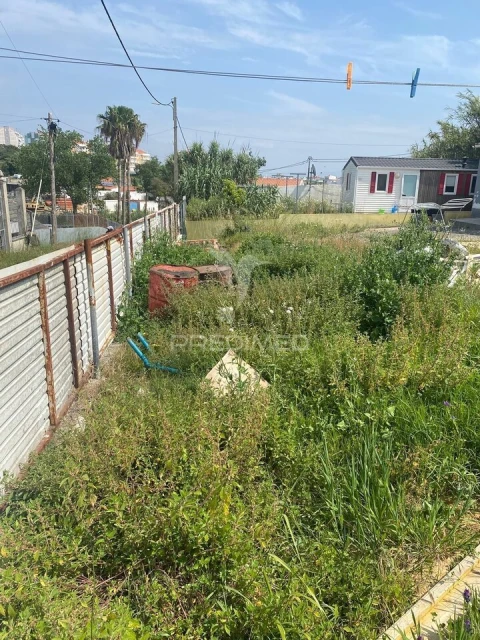Terreno para Venda em Charneca de Caparica e Sobreda