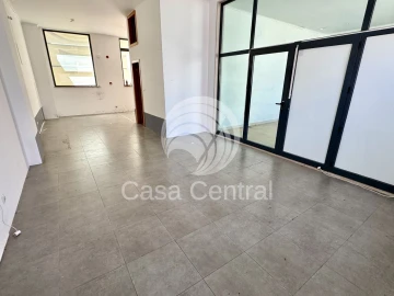 Loja para Venda em Santo António dos Cavaleiros e Frielas