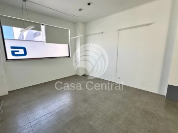 Loja para Venda em Santo António dos Cavaleiros e Frielas