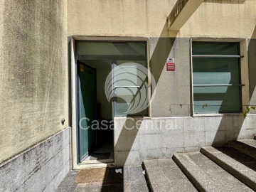 Loja para Venda em Santo António dos Cavaleiros e Frielas