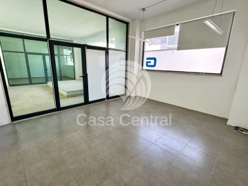Loja para Venda em Santo António dos Cavaleiros e Frielas