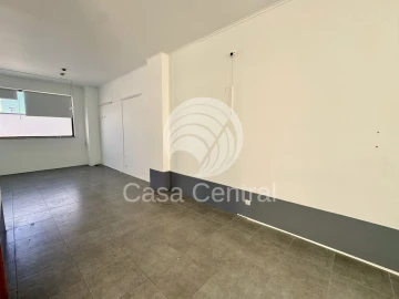 Loja para Venda em Santo António dos Cavaleiros e Frielas