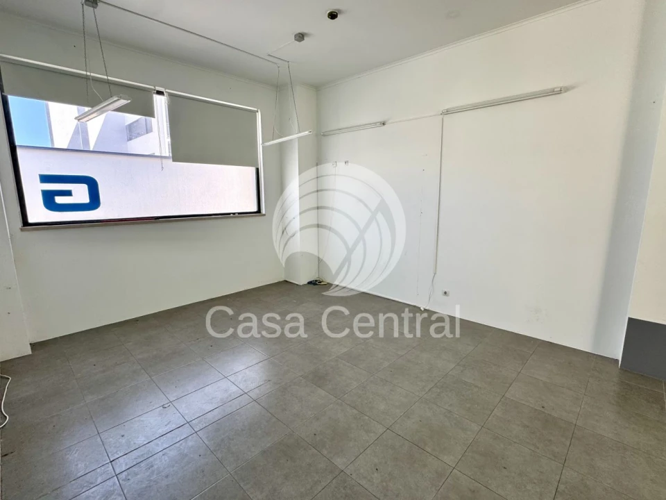 Loja para Venda em Santo António dos Cavaleiros e Frielas Foto 7