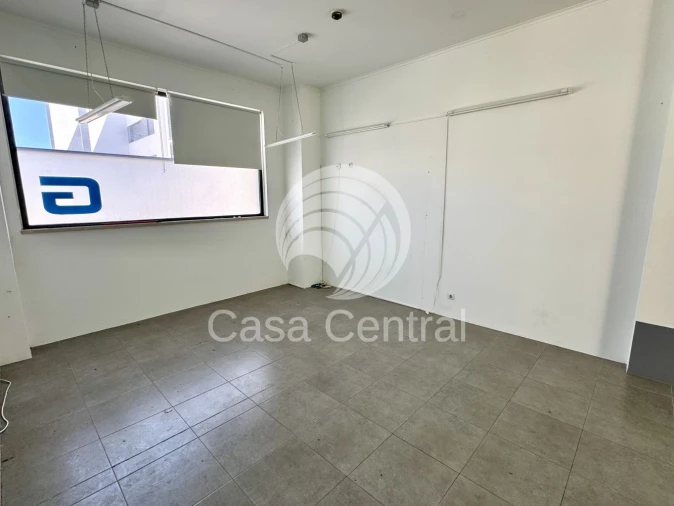 Loja para Venda em Santo António dos Cavaleiros e Frielas Foto 7