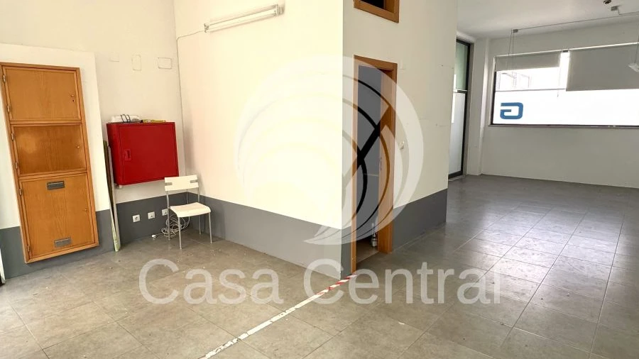 Loja para Venda em Santo António dos Cavaleiros e Frielas