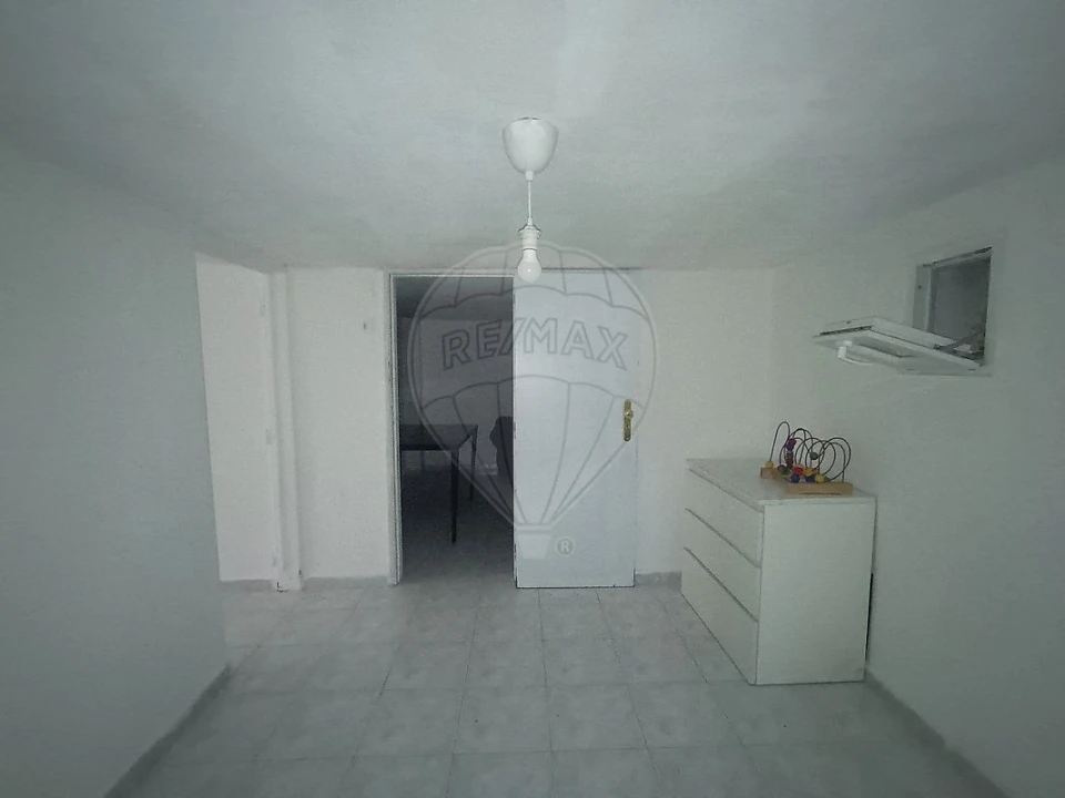 Moradia T12 para Venda em Pontinha e Famões Foto 11