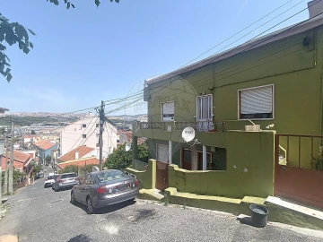 Moradia T12 para Venda em Pontinha e Famões