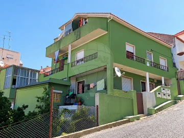 Moradia T12 para Venda em Pontinha e Famões