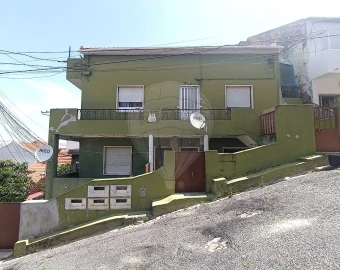Moradia T12 para Venda em Pontinha e Famões