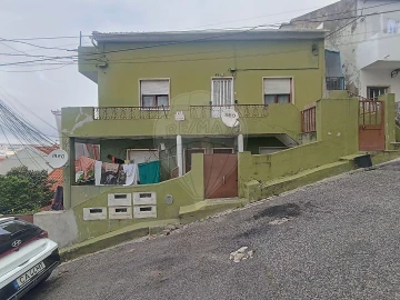 Moradia T12 para Venda em Pontinha e Famões