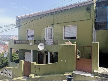 Moradia T12 para Venda em Pontinha e Famões